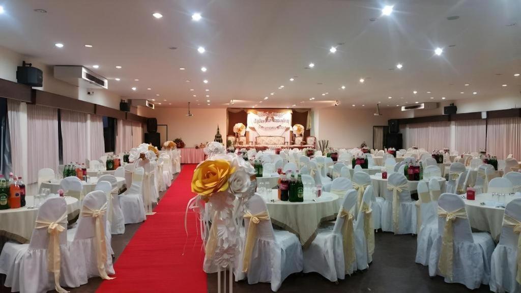 Dusit Hotel Sakon Nakhon Esterno foto