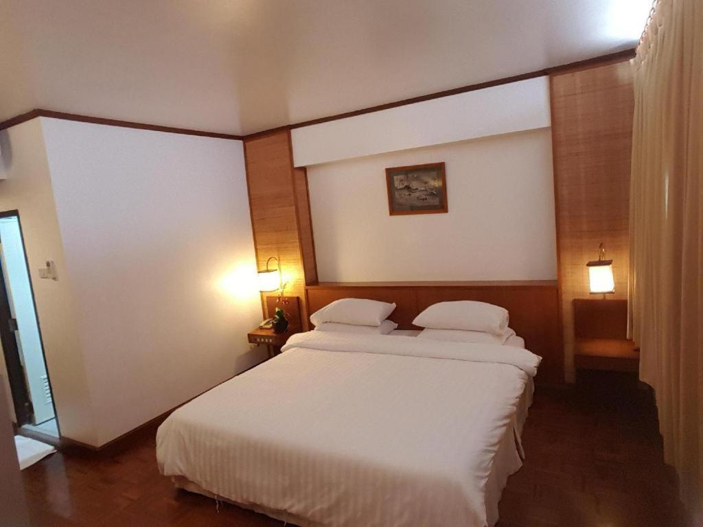 Dusit Hotel Sakon Nakhon Esterno foto