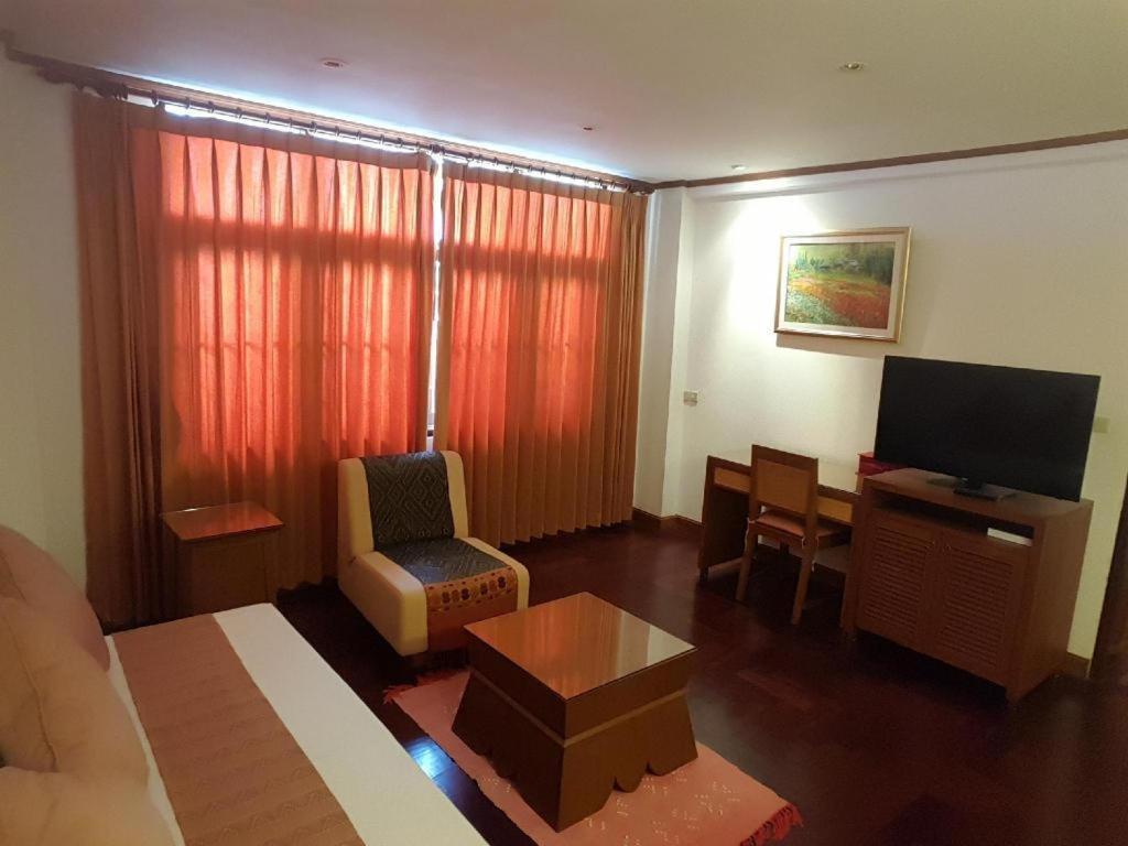 Dusit Hotel Sakon Nakhon Esterno foto